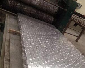 茄子视频黄色网站压花板